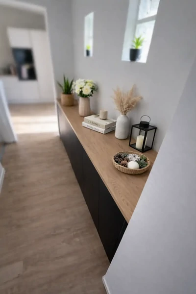 Décoration élégante dans un couloir moderne